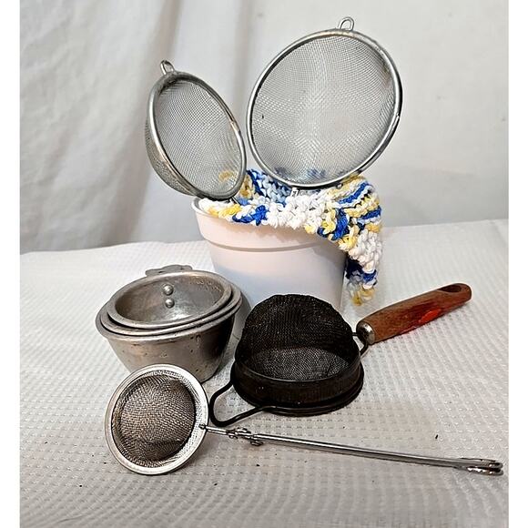 Vintage Kitchen Utensils Sifter, Measuring Cups 7 Assorted Pieces Collectible - Picture 1 of 7
